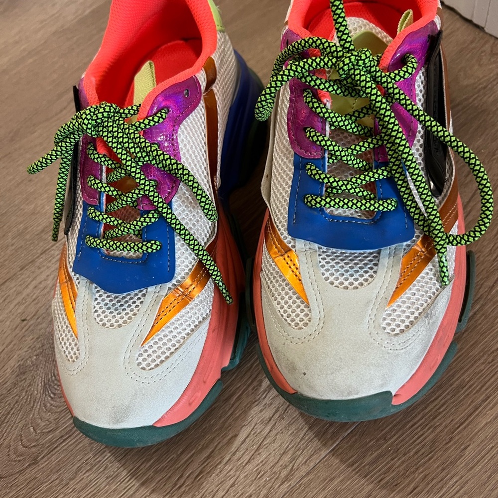 Steve Madden White and Orange Sneakers Vibrant Design